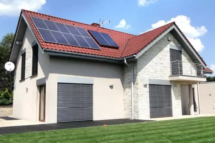 Co lepsze do grzania wody: solary czy fotowoltaika? Porównanie kosztów i efektywności